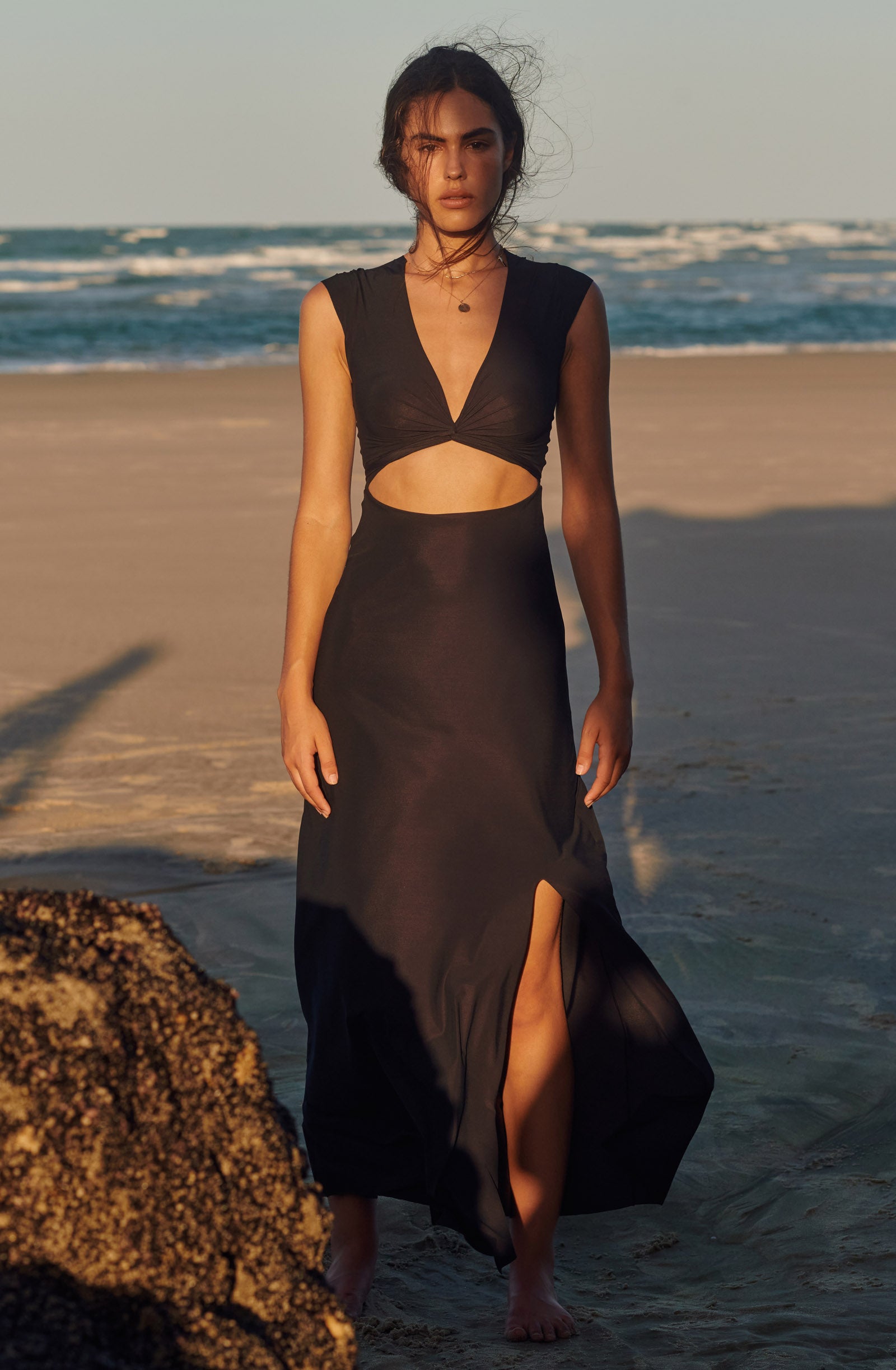 kolil Robe longue noire découpe cropped