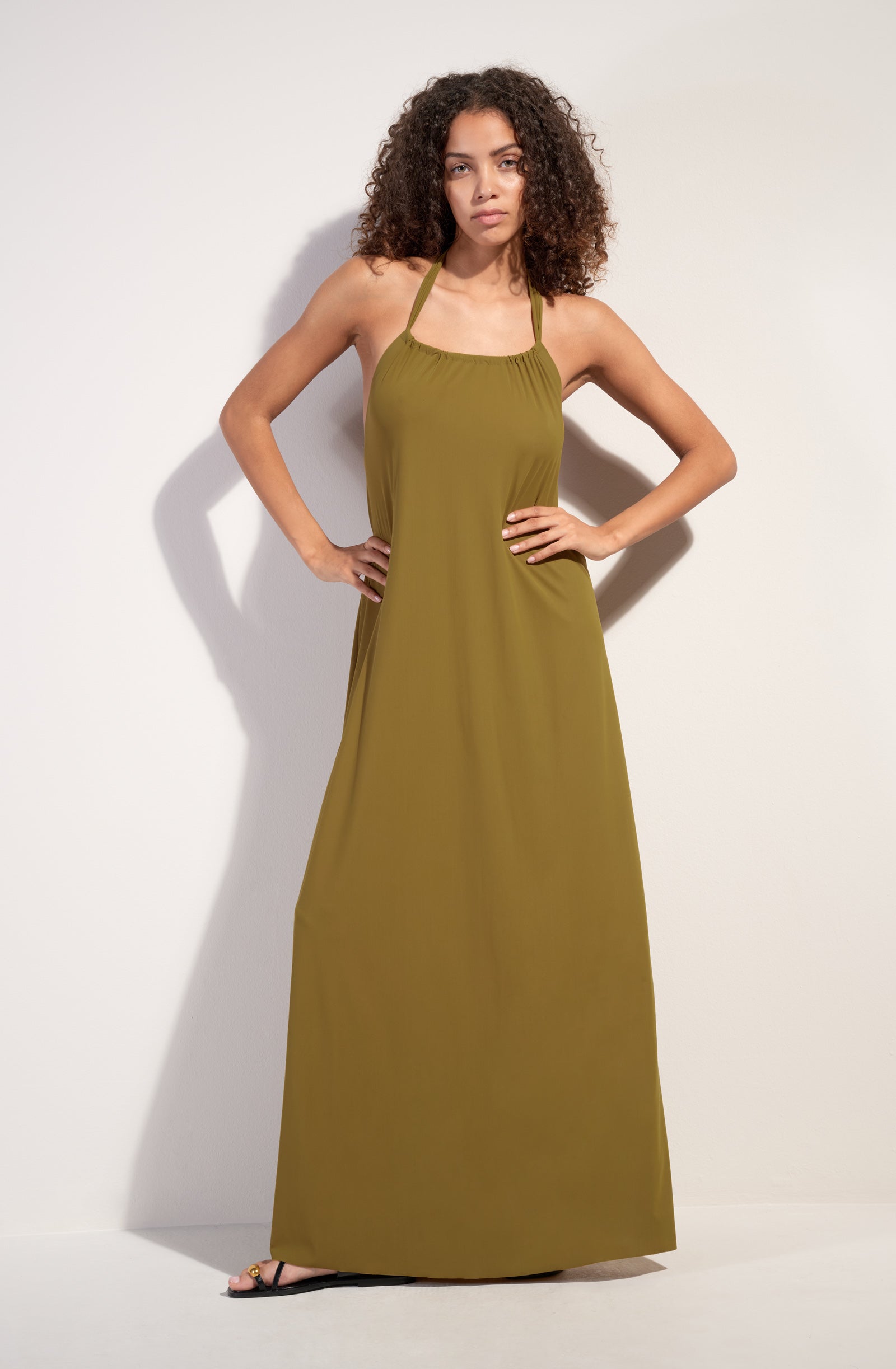 licie robe longue dos nu en voile extensible bronze