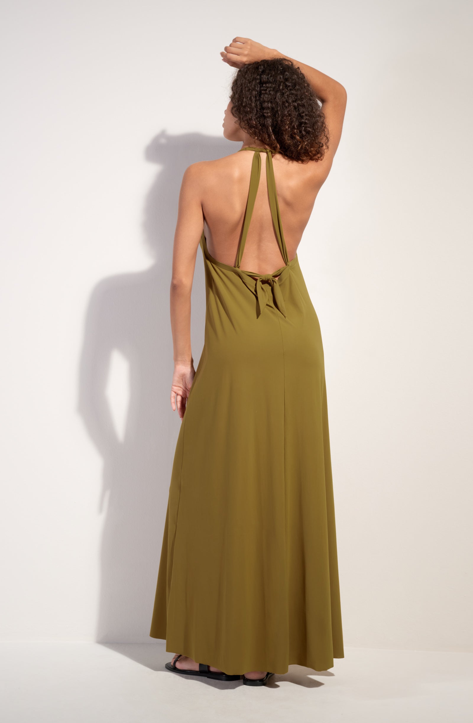 licie robe longue dos nu en voile extensible bronze