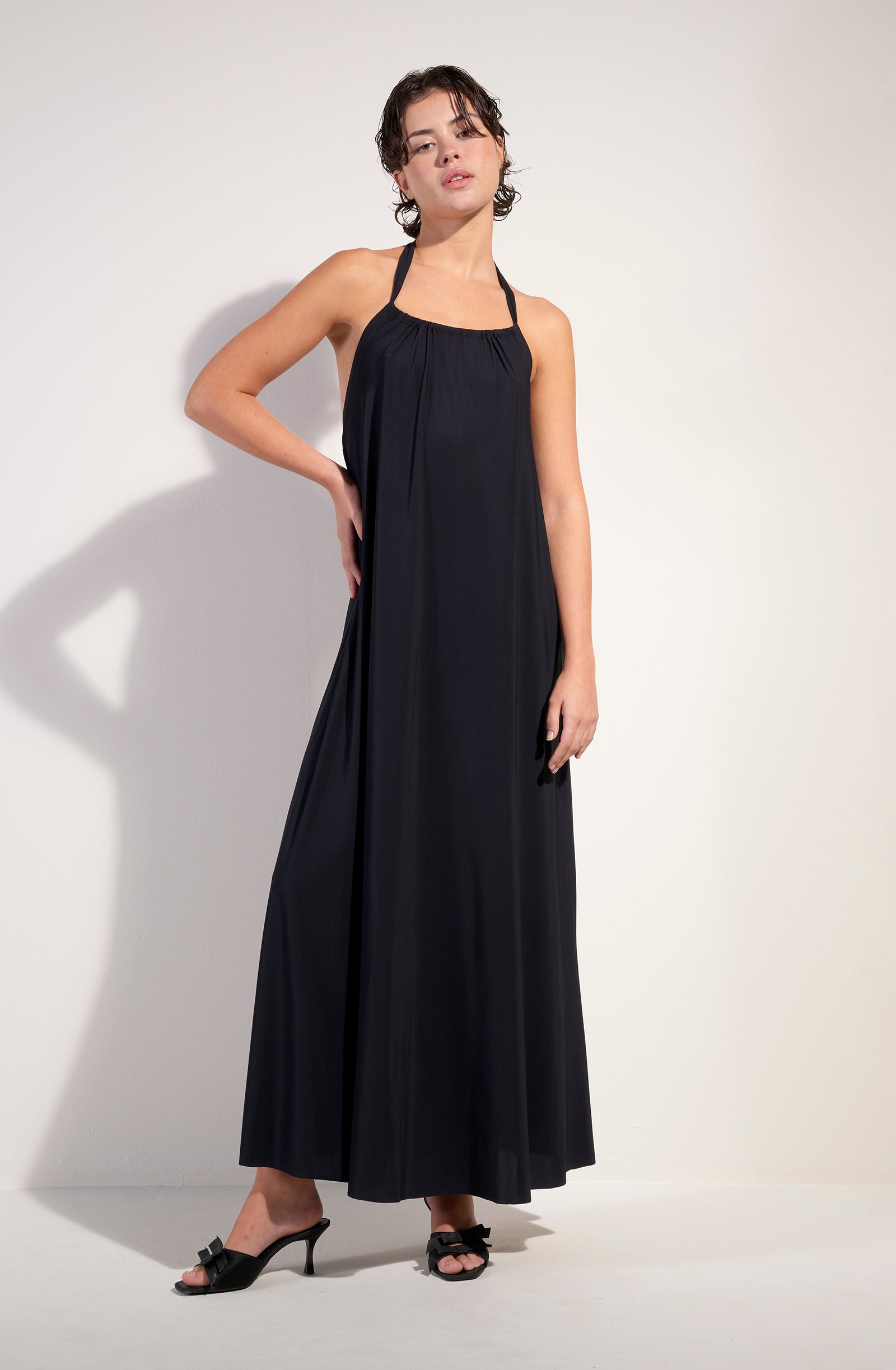 licie robe longue dos nu en voile extensible noire