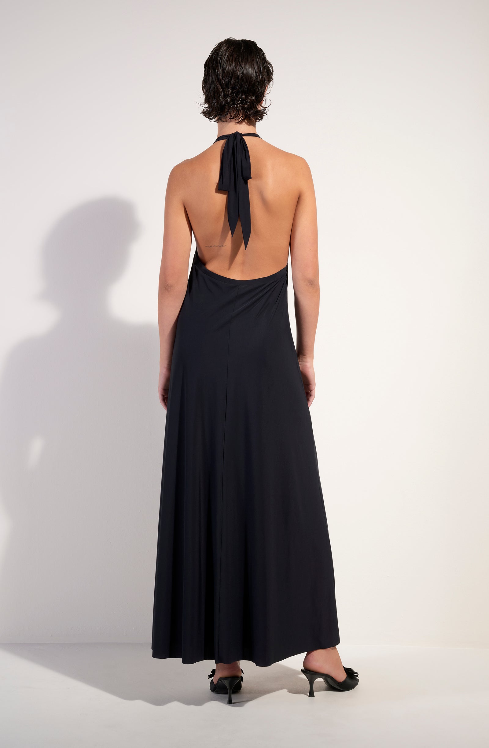 licie robe longue dos nu en voile extensible noire