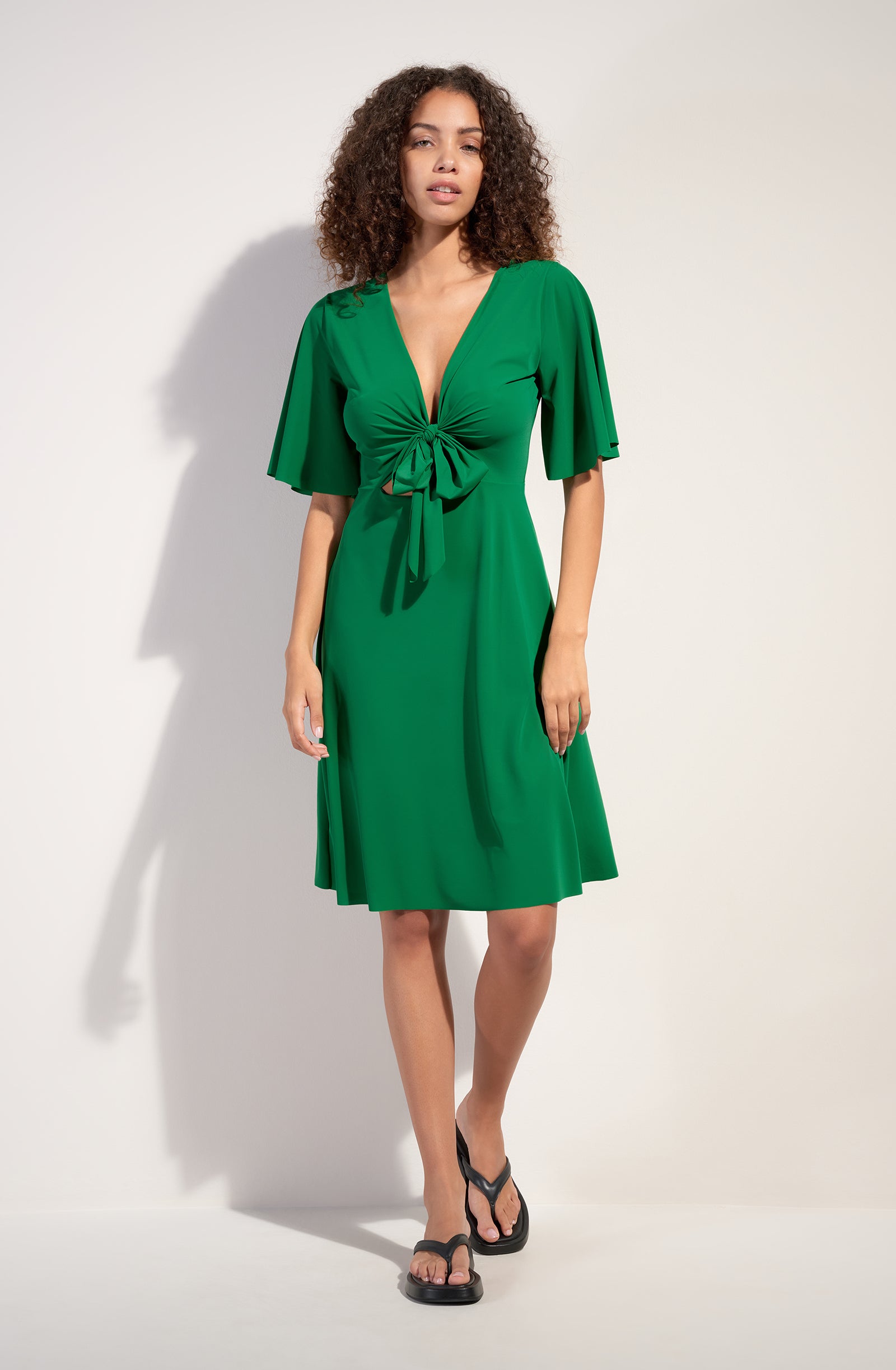 natt robe courte en voile extensible manches papillons jade