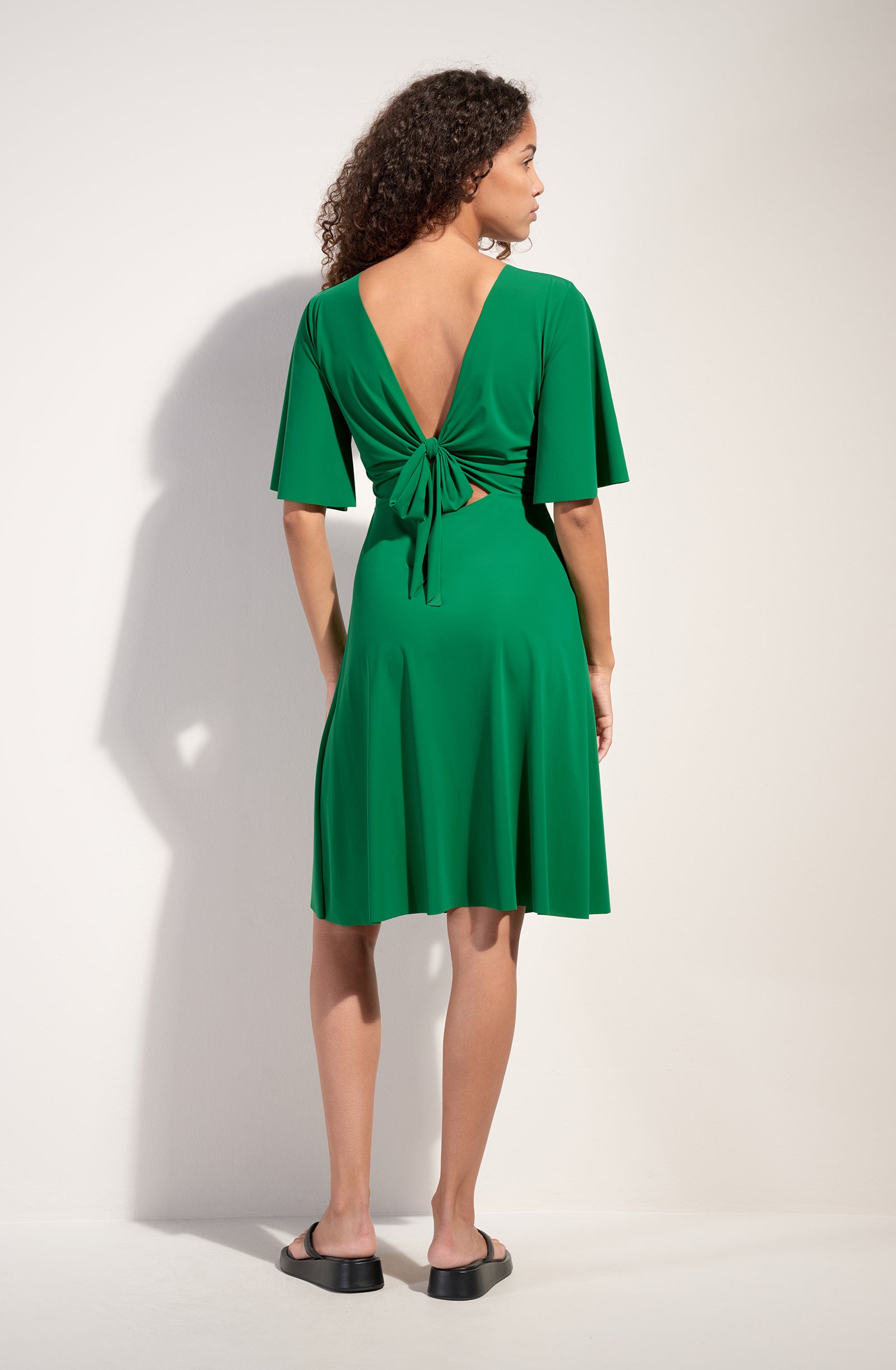 natt robe courte en voile extensible manches papillons jade