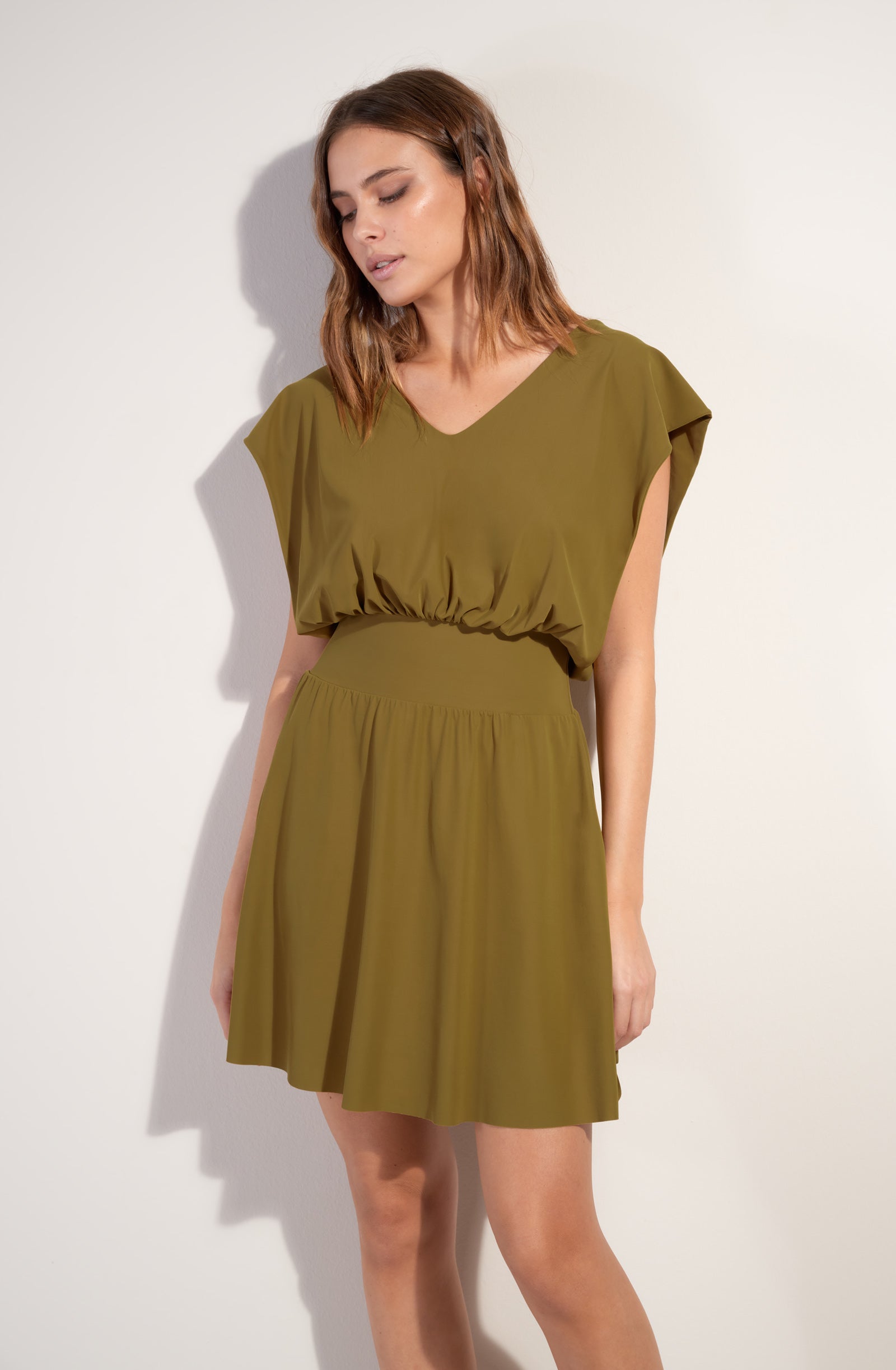 nola robe courte en voile extensible decollete v bronze