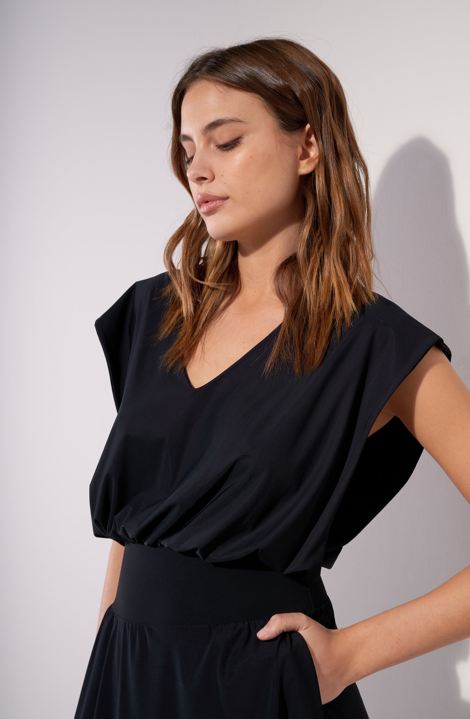nola robe courte en voile extensible decollete v noir