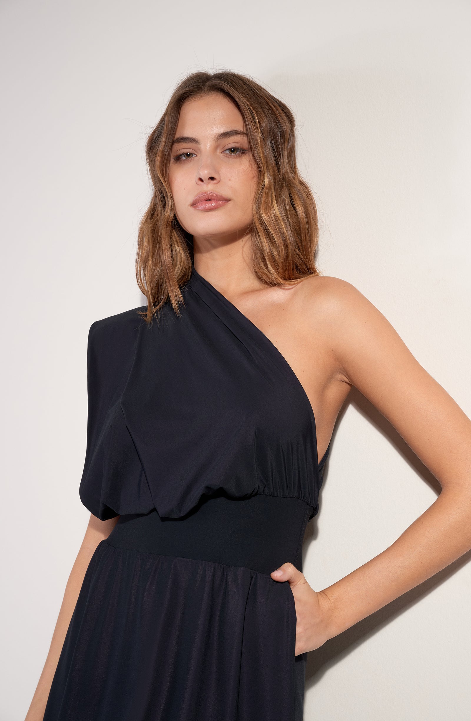 nola robe courte en voile extensible decollete v noir