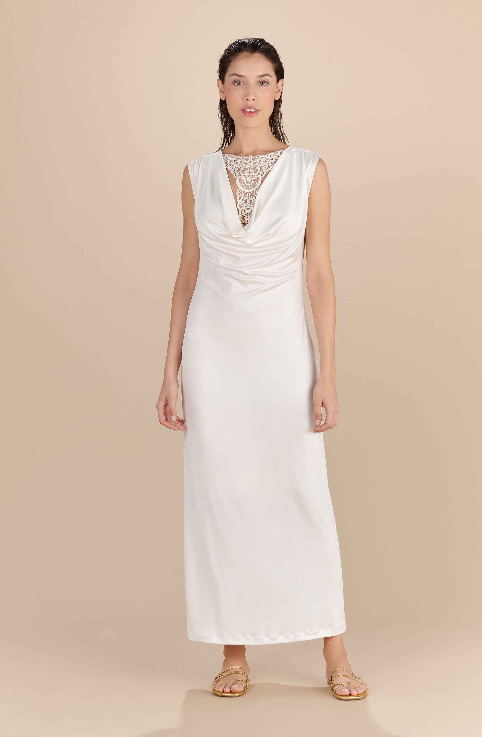 reanne Robe longue nacre à décolleté bénitier et guipure