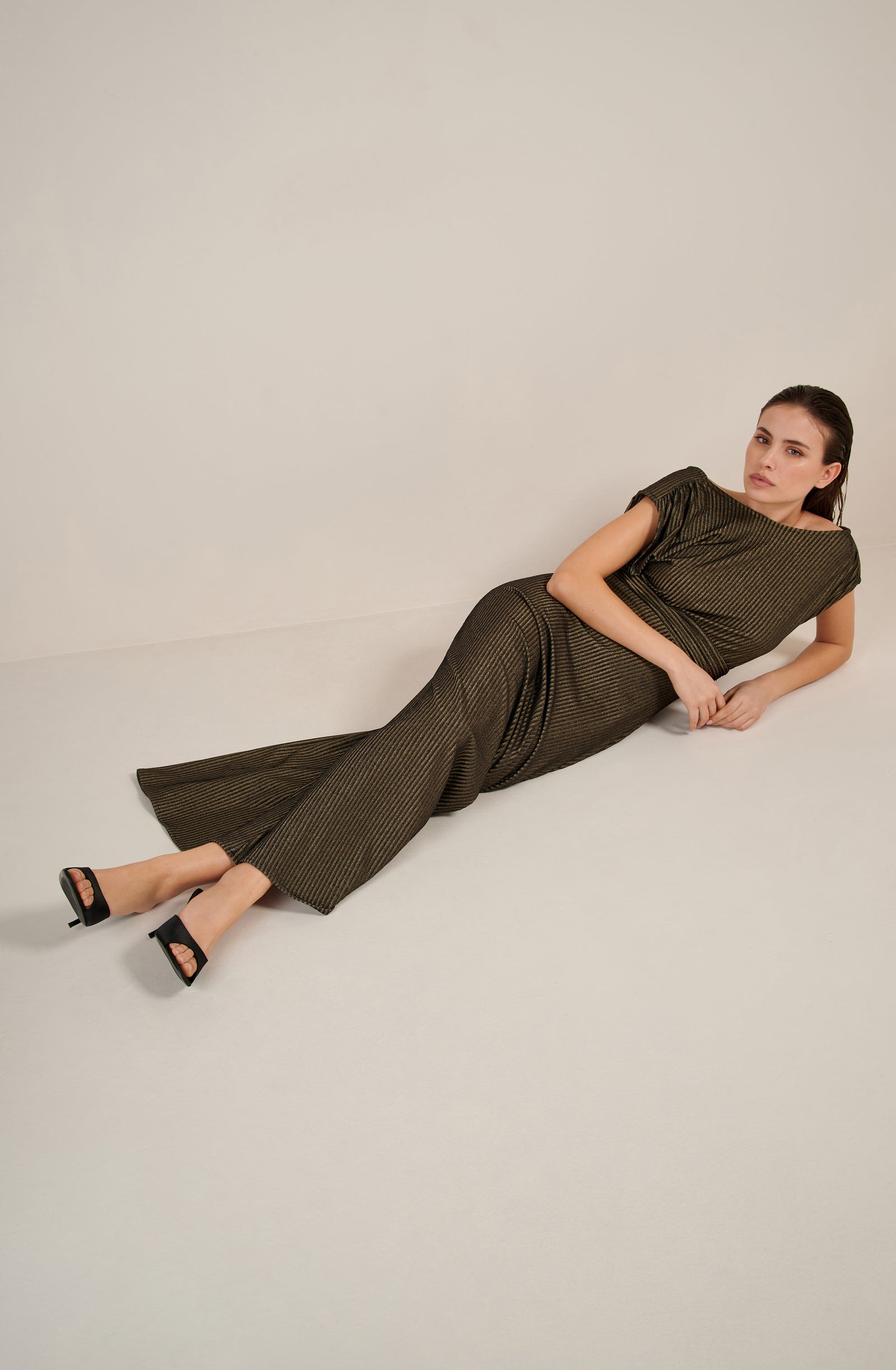 roxane Robe longue évasée en maille noire et dorée